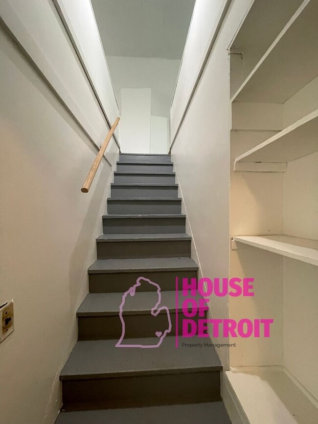 Building Photo - Summer Special~ 3 BEDROOM 1 BATH BUNGALOW ...