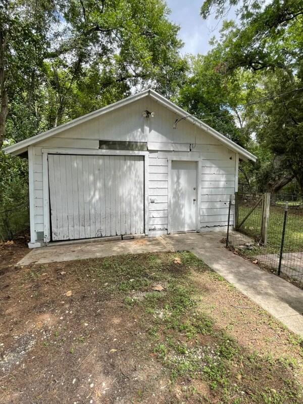 Building Photo - 921 N 32nd St