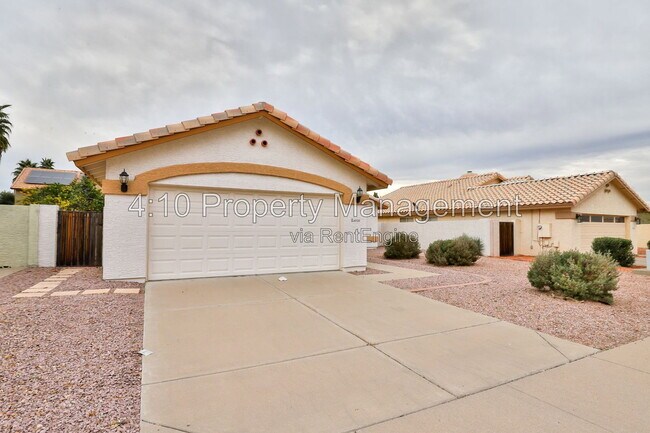 Building Photo - 4230 E Woodland Dr