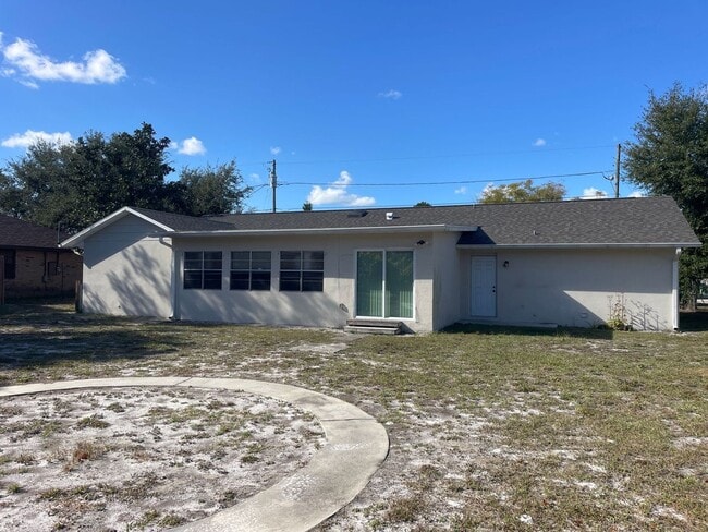 Building Photo - 3 Bed / 2 Bath Home In Deltona Available NOW!!