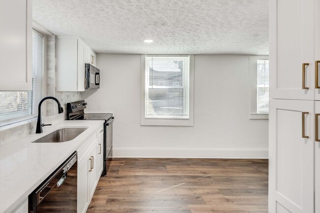 Building Photo - Newly Renovated 2bd/1ba Apt Unit at Charmi...