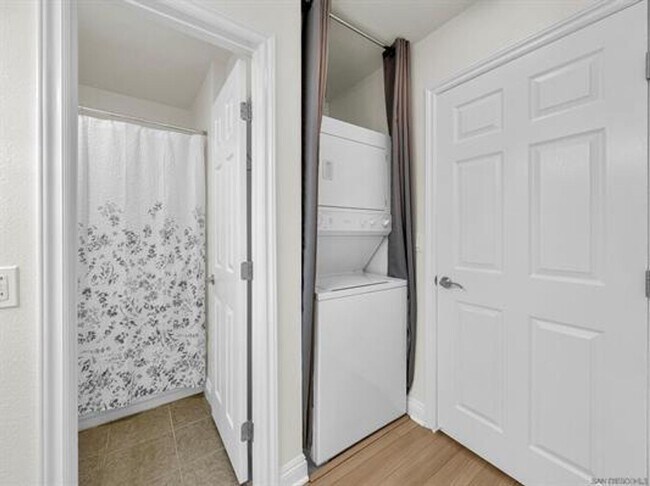 Building Photo - Light & Bright Condo in Normal Heights