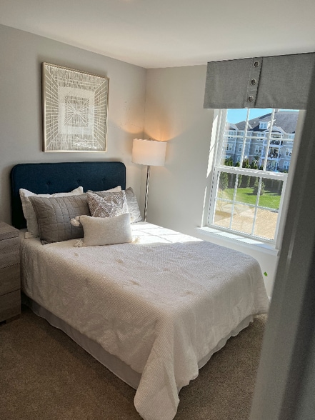 Building Photo - 215 Macoun Way