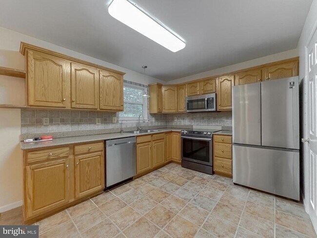 Building Photo - 21133 Woodmere Dr