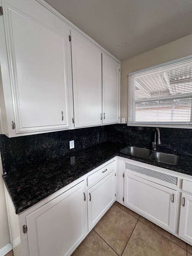 Building Photo - 2114 Brundage Ln