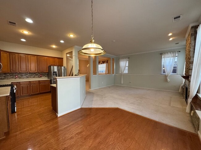 Building Photo - Stunning 4 Bed 3.5 Bath Brick Townhome In Desired Mount Zephyr