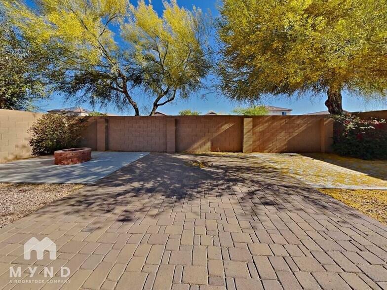 Building Photo - 12418 W Valentine Ave