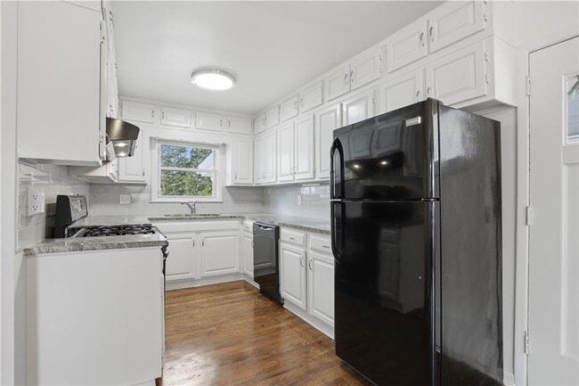 Building Photo - 2467 Elmwood Cir SE