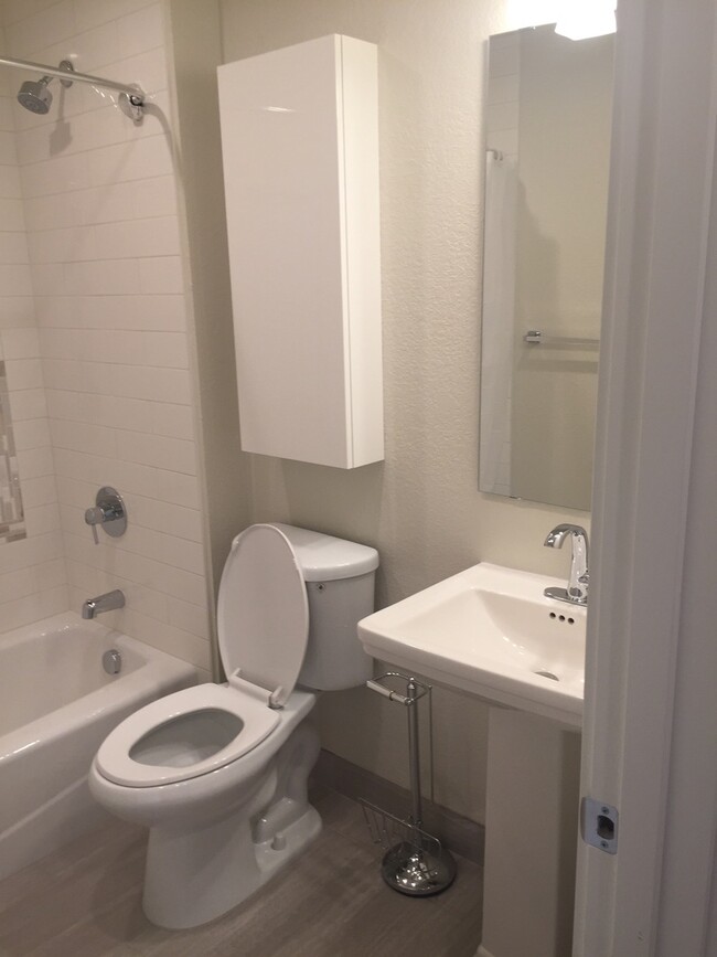 Building Photo - Spacious Like New Remodel 2BR-Portsmouth-N...