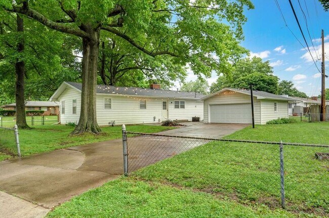 Building Photo - 906 N Belview Ave