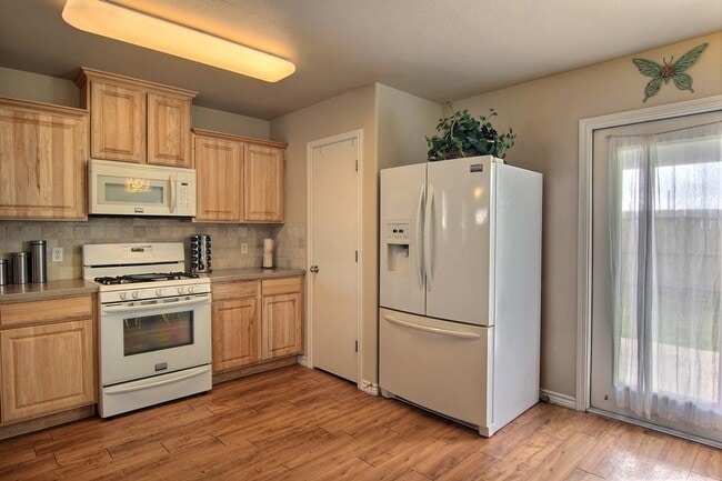 Building Photo - 3934 Los Arroyos Dr