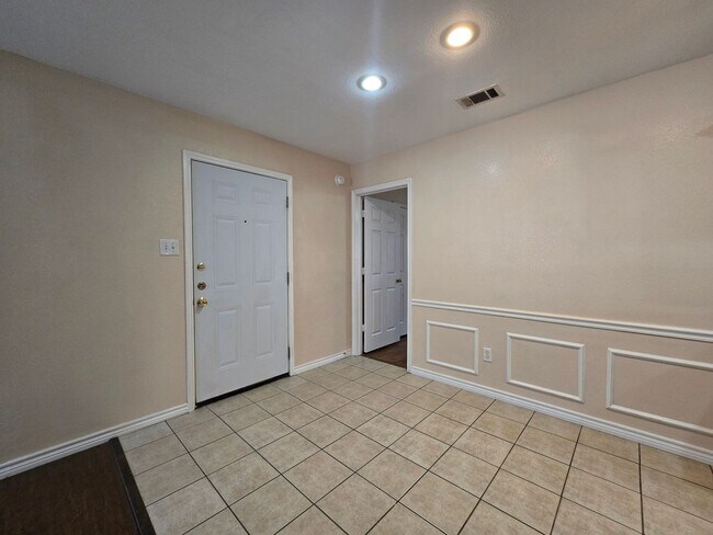 Building Photo - AVAILABLE NOW!