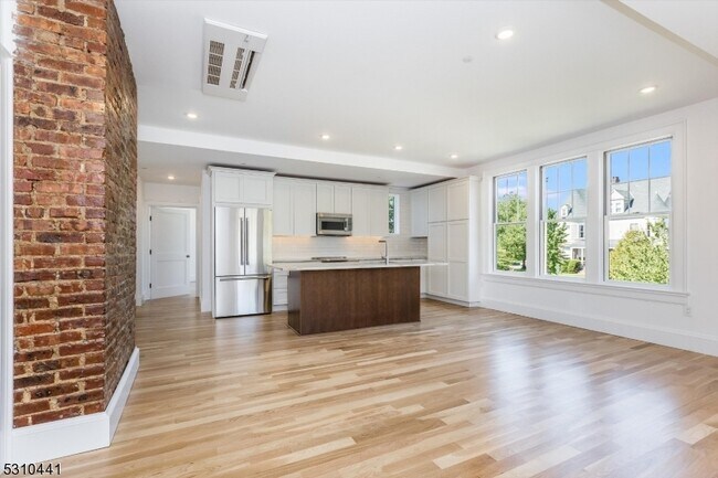 Building Photo - 63 Park St