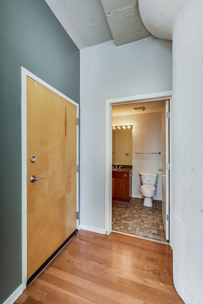 Building Photo - SW CORNER 2 BED / 2 BATH CONDO IN UNIVERSI...