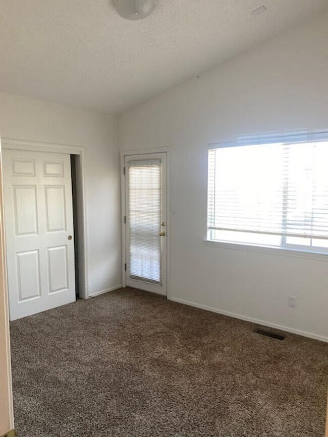 Building Photo - Spacious Two Story Home in the NE Heights ...
