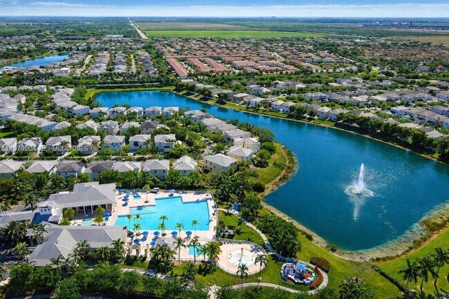 Building Photo - 354 NE 35th Ave