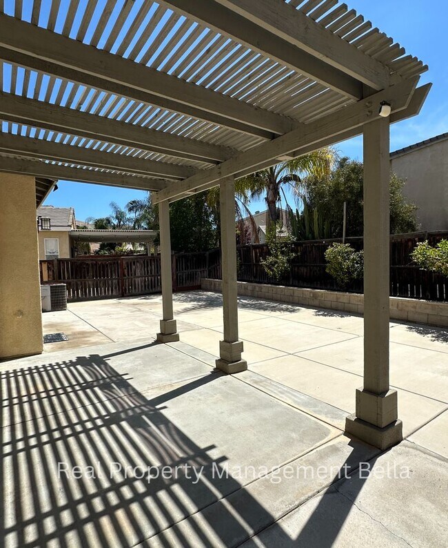 Building Photo - 3 Bed 3 Bath Perris Home w/ Office Space & Community Pool