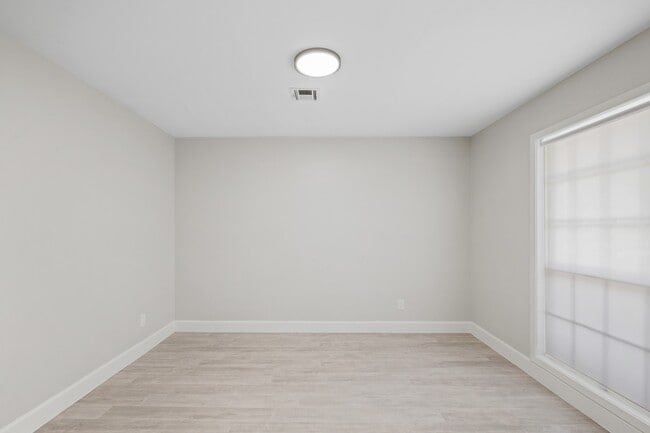 Building Photo - 5911 Rutherglenn Dr