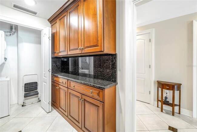 Building Photo - 1 Beach Dr SE