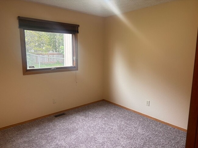 Building Photo - Updated 3 Bed / 2 Bath Turnagain Townhome!