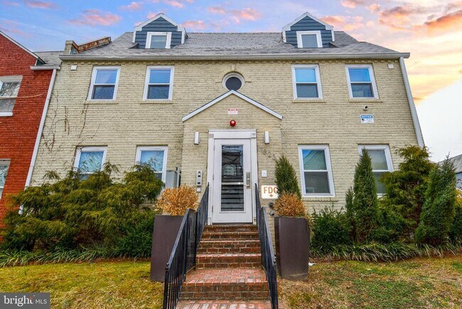 Building Photo - 1823 D St NE