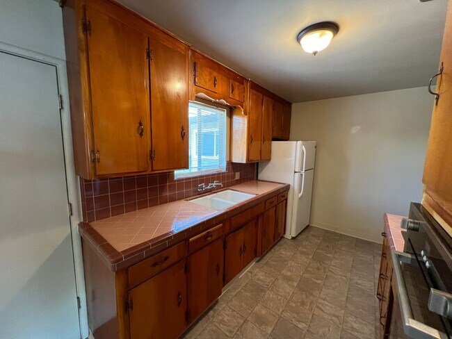 Building Photo - Single story one bedroom unit with covered carport!