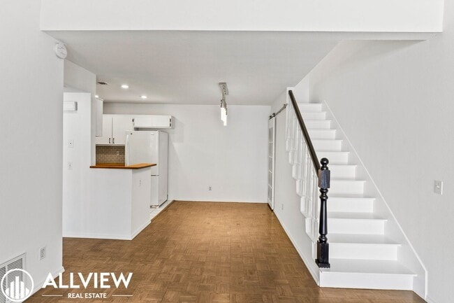 Building Photo - Updated 2 Bed, 1.5 Bath Condo in Gated Crosspointe Village