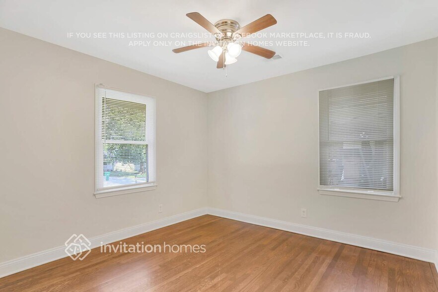 Building Photo - 2805 Mitchell Dr