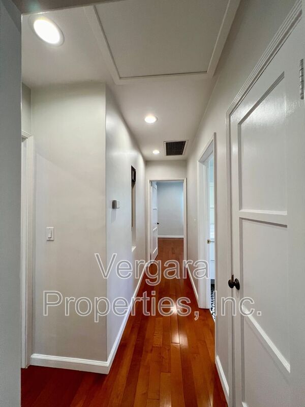 Building Photo - 6531 W 85th St