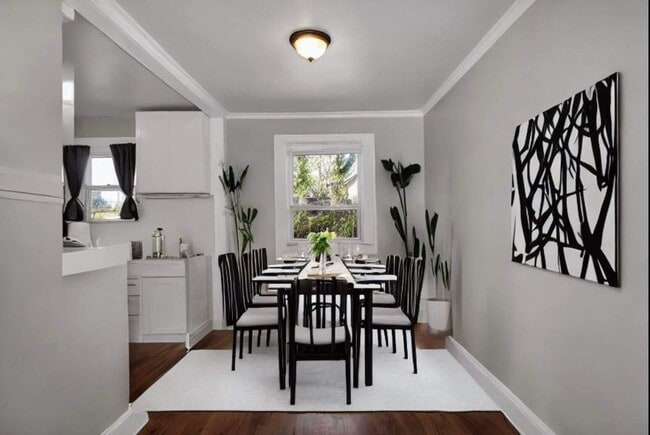Building Photo - 2 bedroom 1 bath bungalow in the heart of ...