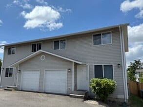 Building Photo - Fabulous 2 Bedroom Townhome With Attached ...