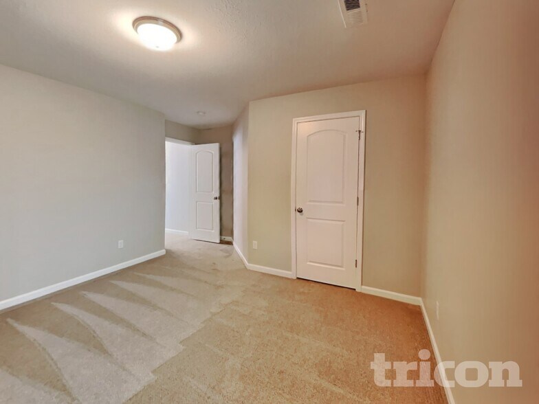 Building Photo - 47 Hallow Oak St