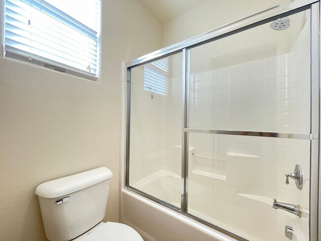 Building Photo - 3 Bedroom 2 1/2 Bath Home - Kitchen w/Gran...