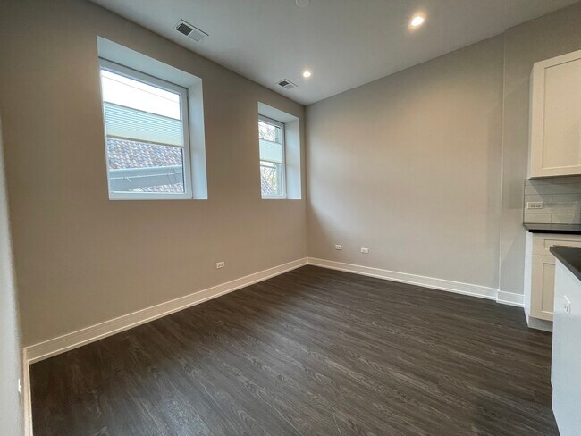 Building Photo - 1730 W Greenleaf Ave
