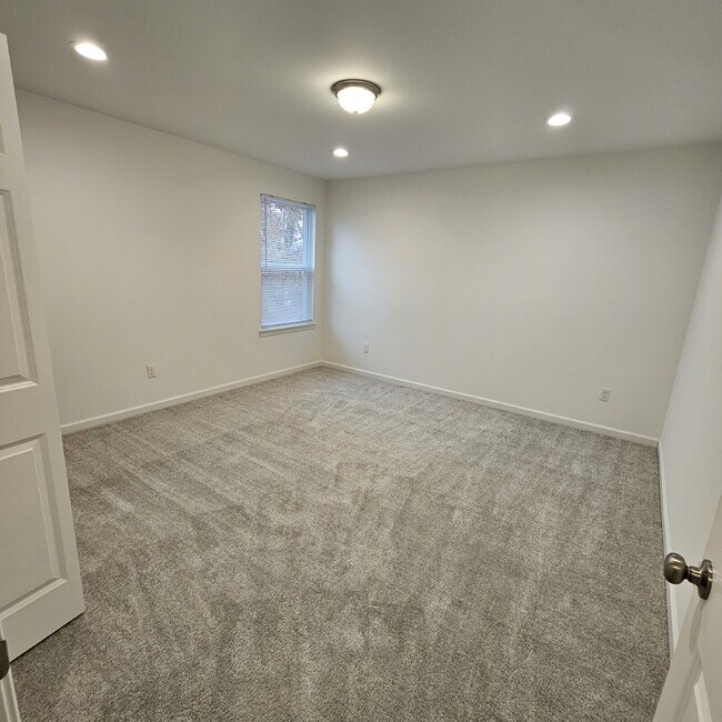 Building Photo - 4 bedroom, 3 full bathrooms, 2 car garage ...