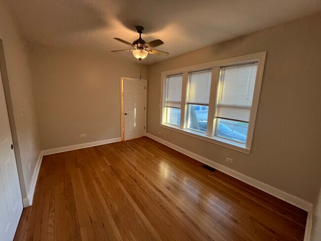 Building Photo - 3422 W Waveland Ave