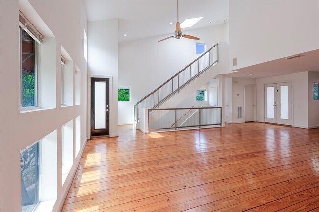 Building Photo - 1303 Arthur St