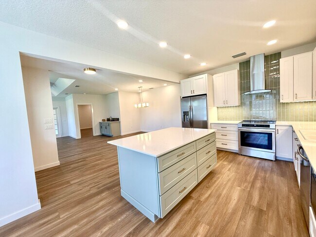 Building Photo - GORGEOUS, just completely renovated 3/2 Ho...