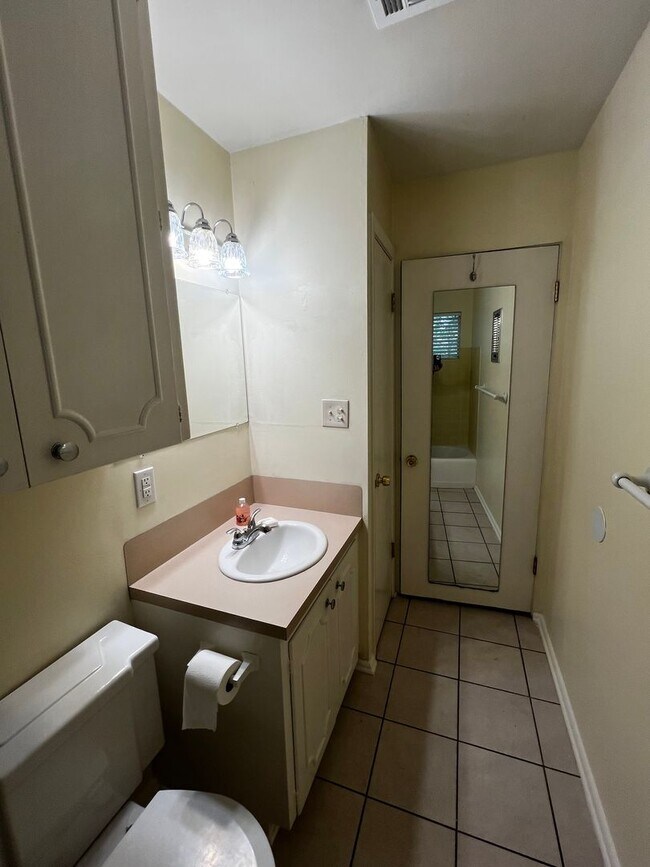 Building Photo - 3 Bedrooms, 1 Bathroom, Brick home , Carpo...