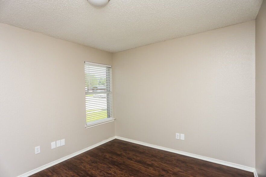 Building Photo - 948 Fenway Ln