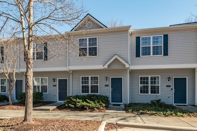 Building Photo - Townhouse Near Duke Available Now!