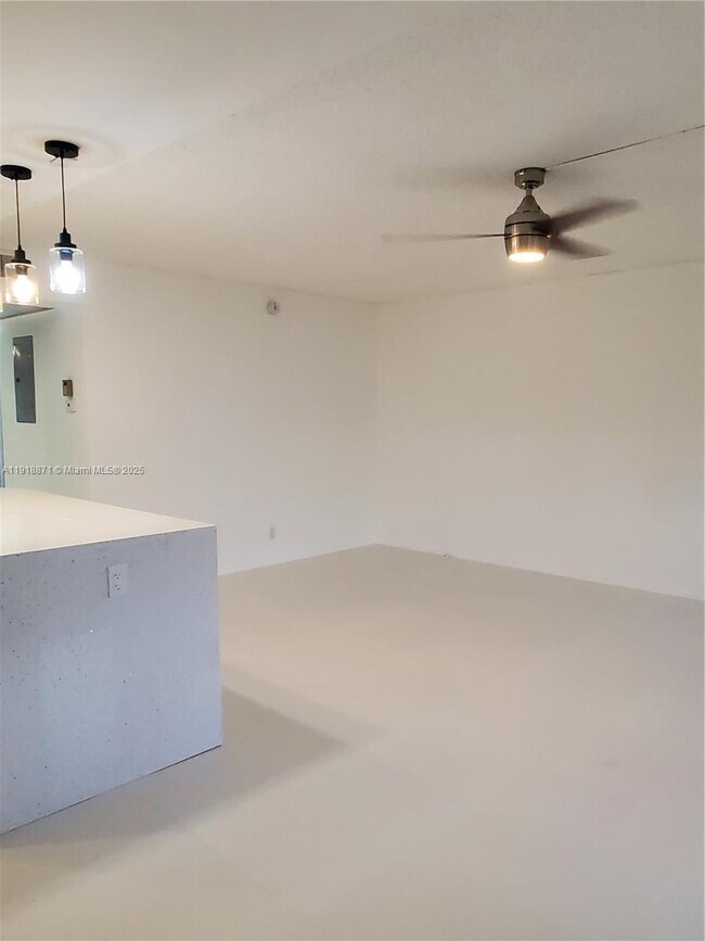 Building Photo - 1076 Cornwall D