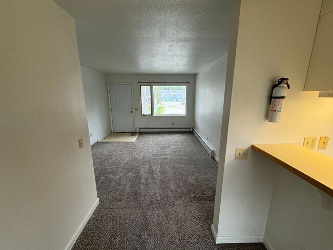 Building Photo - 2 BD, 1 BA Apartment Nestled Back on a Culd-de-Sac