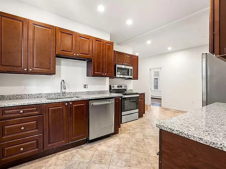 Building Photo - 27 Hancock St