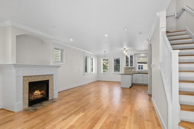 Building Photo - 3Bd/3Ba Seattle Townhouse