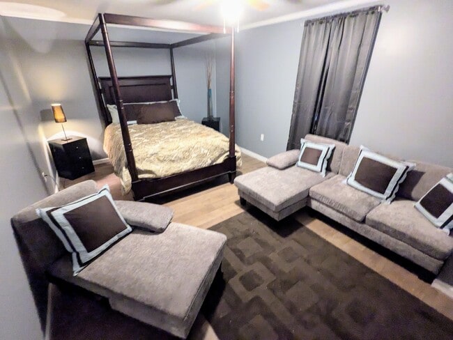 Building Photo - 614 E 37th St