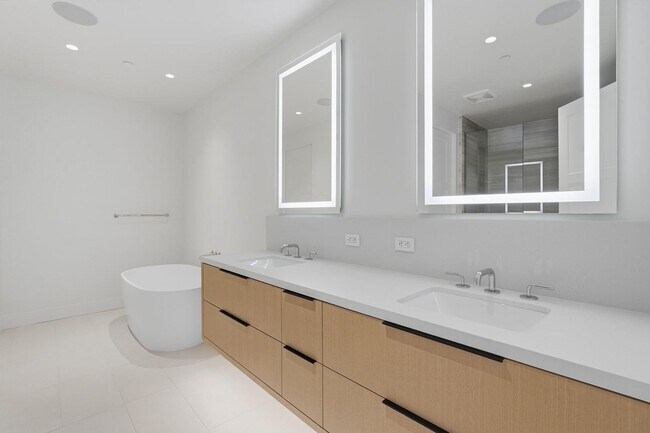 Building Photo - 4849 N Camelback Rdg Dr