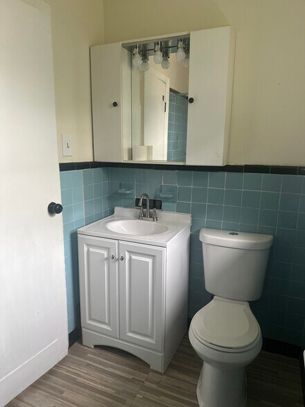 Bathroom - 144 Telford St