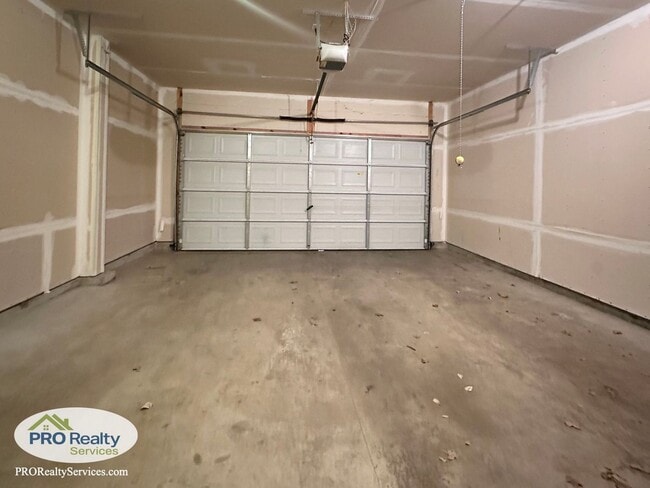 Building Photo - 2 Bedroom Updated Townhome