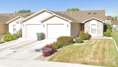 Building Photo - 3 bed 2 bath townhome!